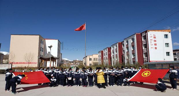 采购学习工作“加油包”，潍城为这个学校的少年儿童捐资助学