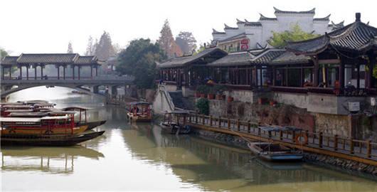 清镇市巢凤街道组织水晶东部社区开展走访慰问离退休干部活动